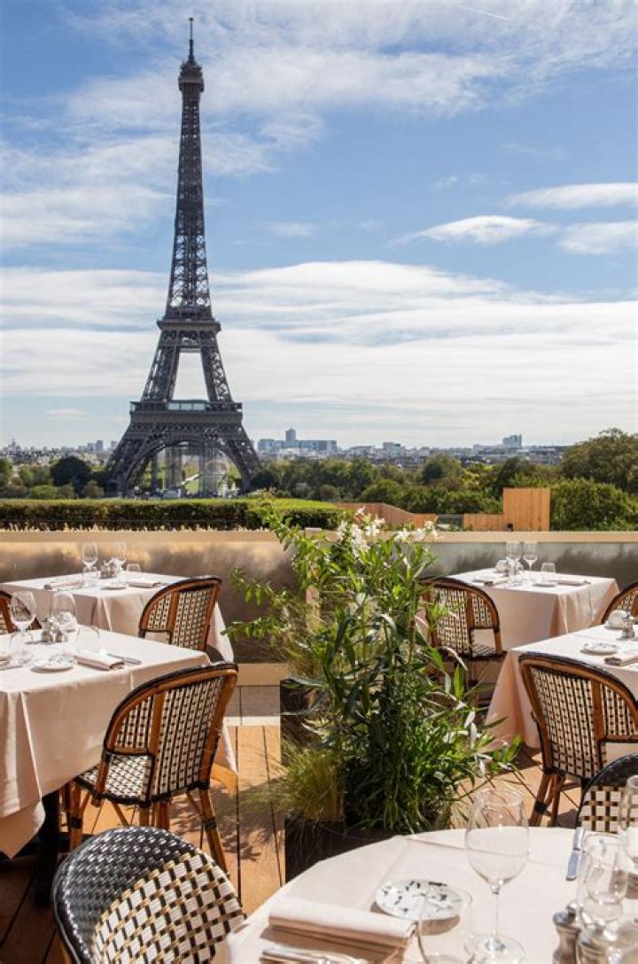 Does the Eiffel Tower have a restaurant in it?